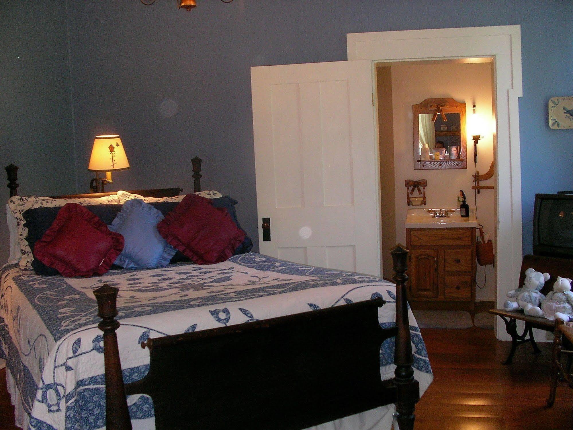The Pines Of Dresden Bed and Breakfast Δωμάτιο φωτογραφία